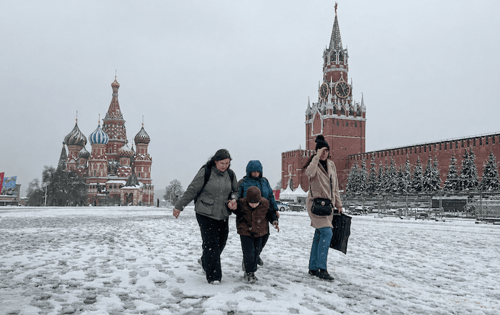 Moscou paralysée par une tempête de neige très tardive depuis dimanche
