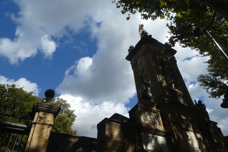 beaux nuages au dessus du monument Joseph Sec