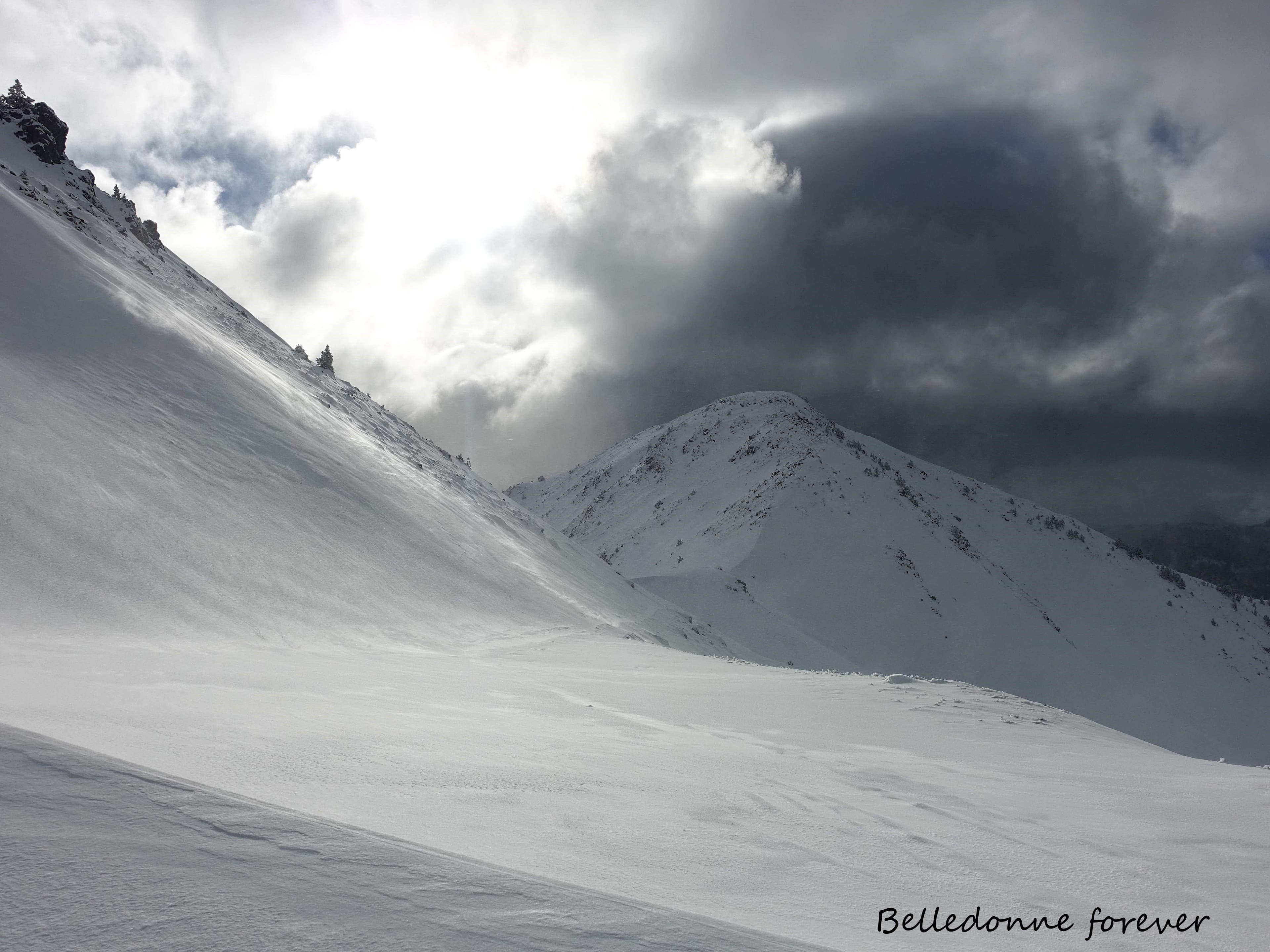 Bonne neige à 2000 m - Que la montagne sans travaux est belle A.P.