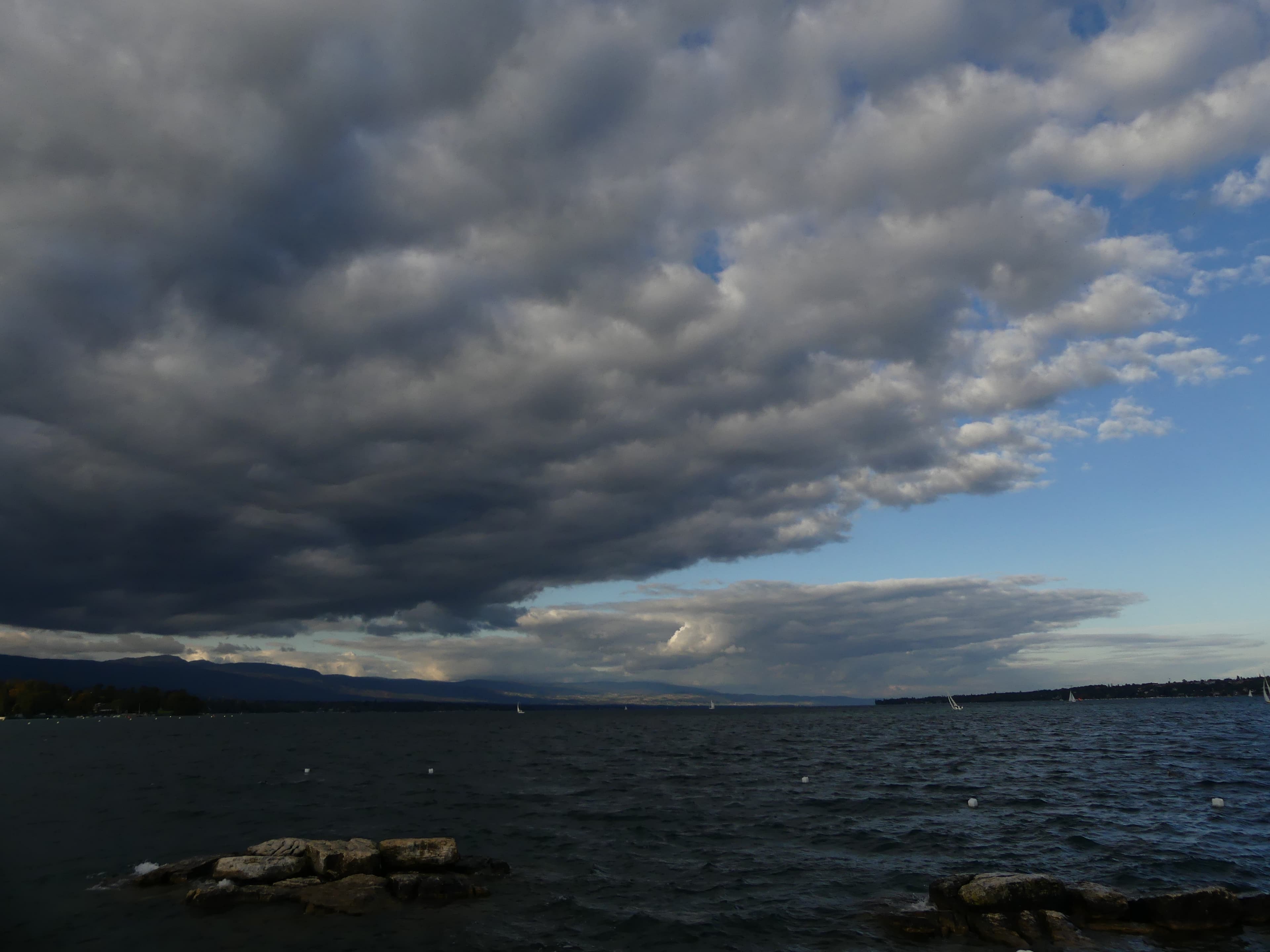 Ciel tourmenté au-dessus de Genève