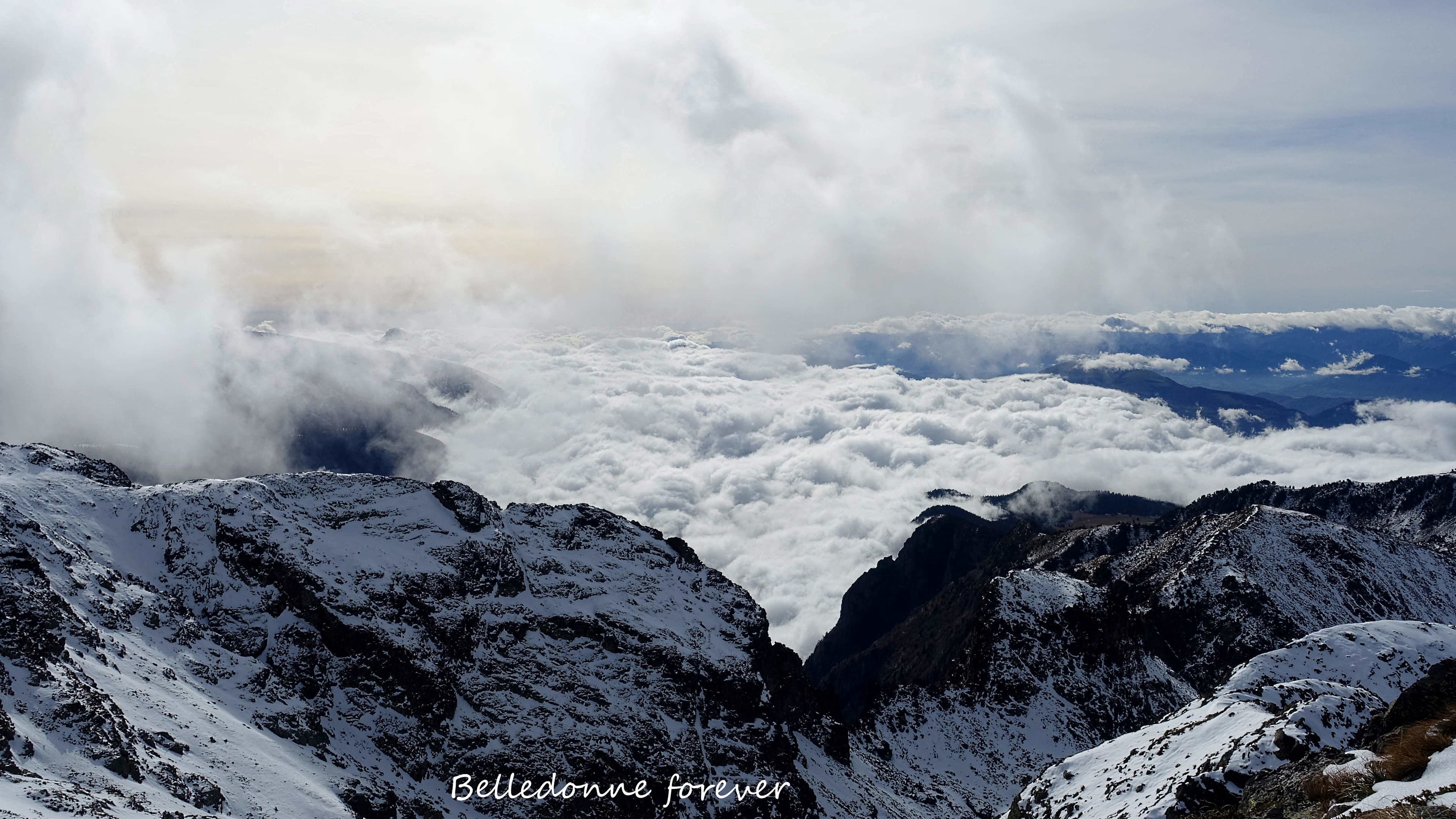 Vue en direction du plateau Matheysin qui est sous les nuages A.P.