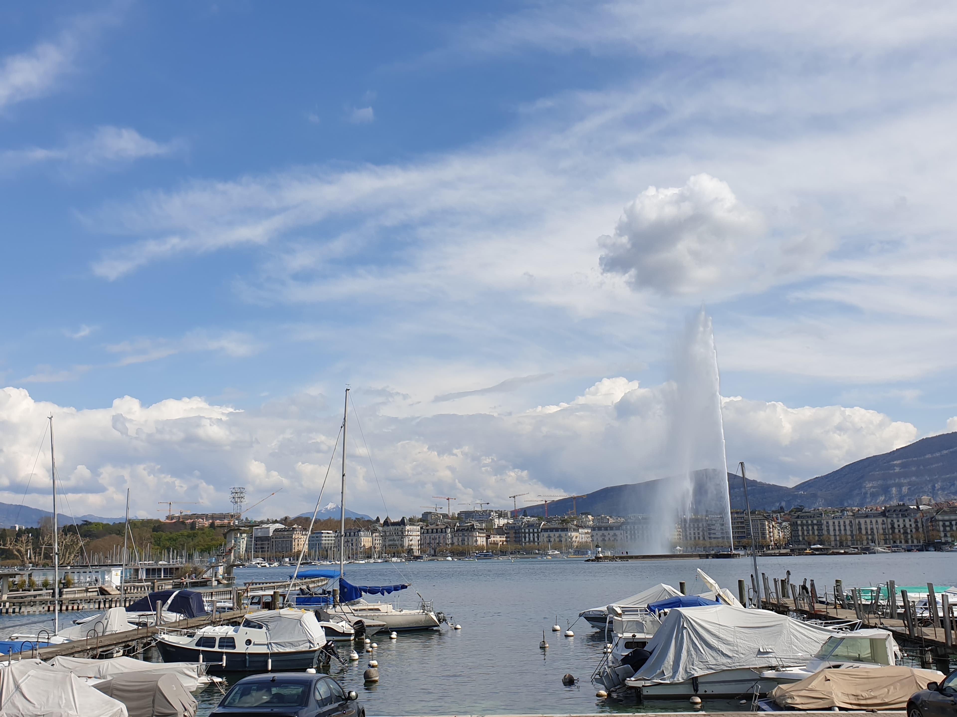 Le jet d'eau avec un nuage cherchant la fraîcheur... ;)