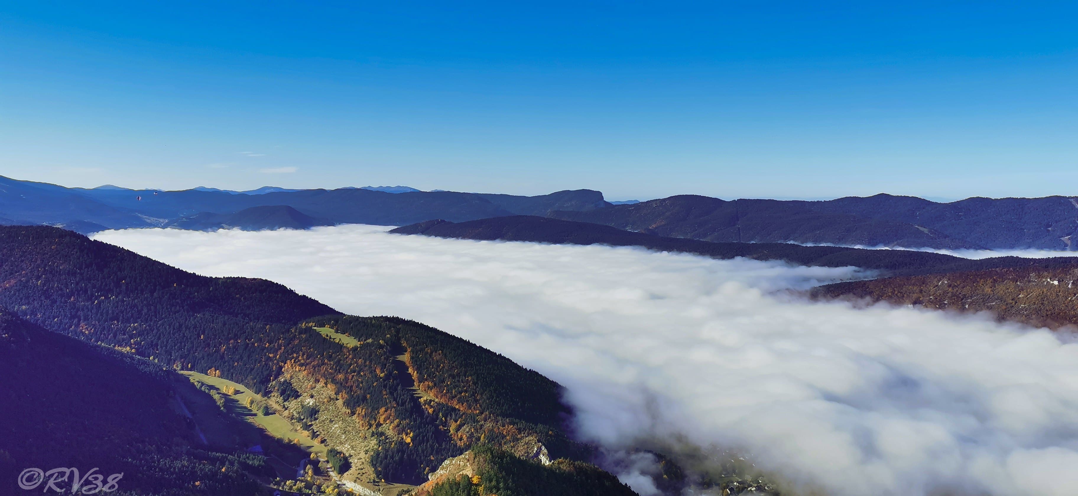 Il y a le ciel, le soleil et la mer...de nuage !