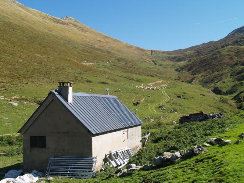 Image d'illustration pour Avalanche dans les Pyrénées : cabanes détruites - catastrophe naturelle