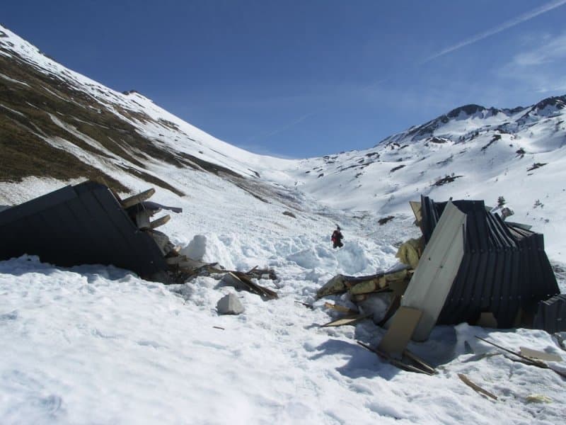 Image d'illustration pour Avalanche dans les Pyrénées : cabanes détruites - catastrophe naturelle