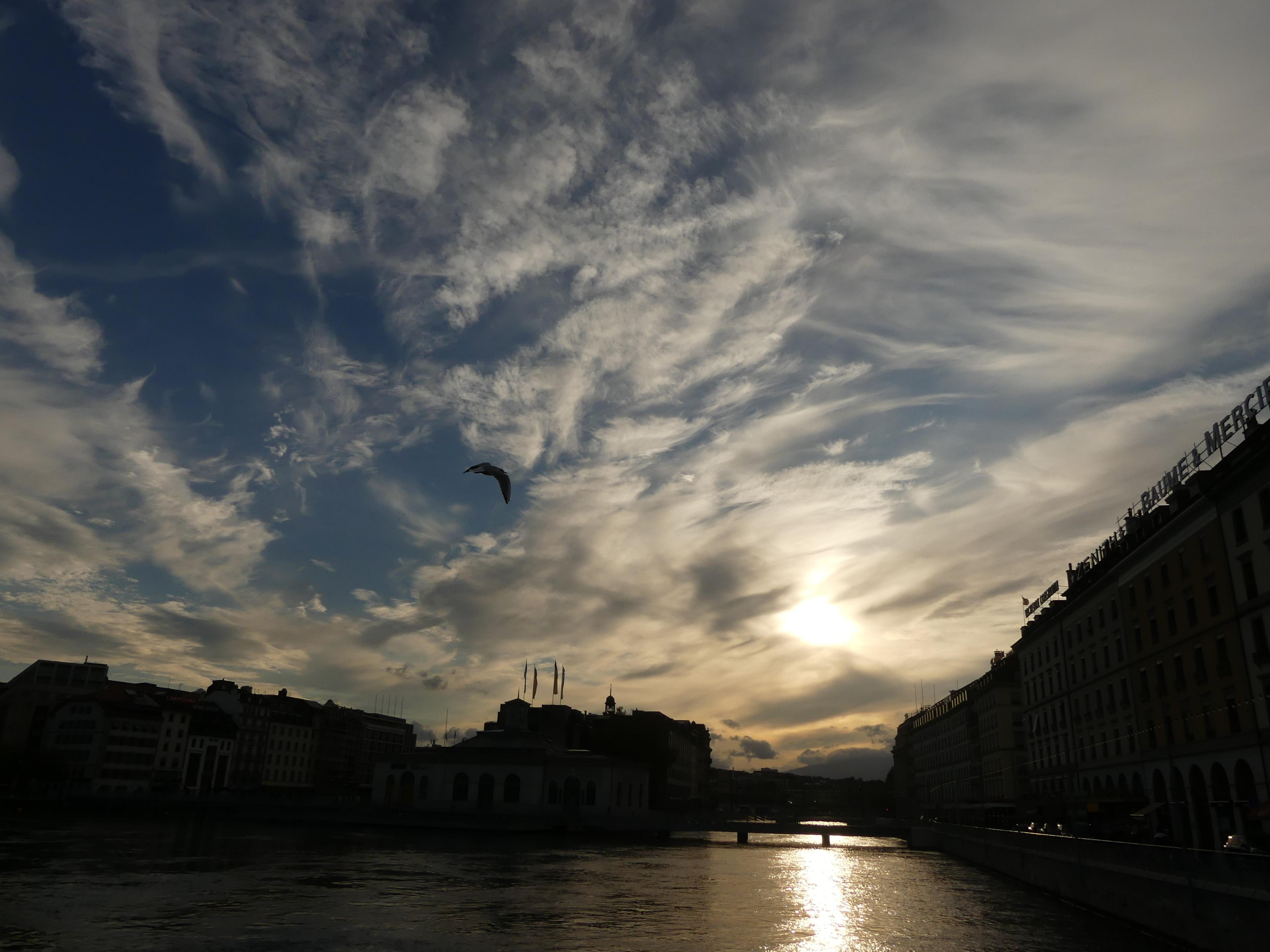 Même sous un ciel tourmenté, Genève reste un joyau à l'état pur